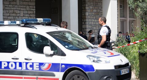 رجل يقتحم مسجدا بسلاح في فرنسا ويصيب نفسه.