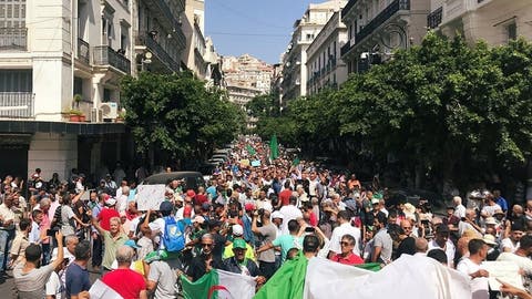 هتافات معادية لقائد الجيش في الأسبوع الـ 30 من احتجاجات الجزائريين