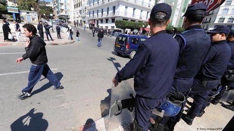 إيقاف 31 شخصًا بين مهاجرين ومهربين بالجزائر