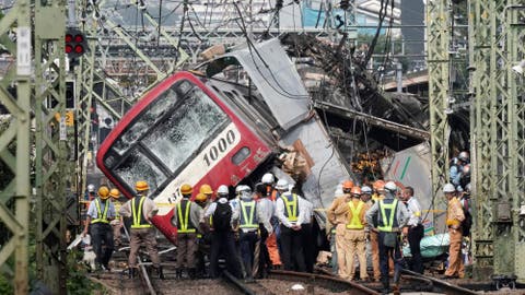 إصابة أكثر من 30 شخصا في اصطدام قطار بشاحنة في اليابان
