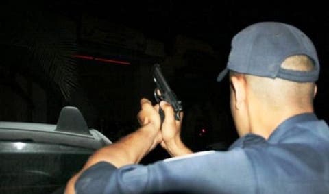 شرطي يشهر سلاحه لتوقيف أشخاص عرضوا حياة موظفي الشرطة للتهديد