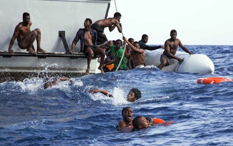 ليبيا.. إنقاذ 94 مهاجرا سريا على متن قارب مطاطي