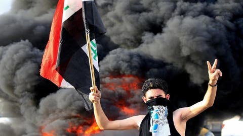 العراق: المحتجون يتحدون حظر التجول وعدد القتلى في ارتفاع