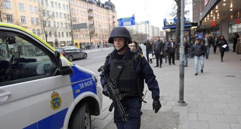 النرويج .. مسلح يسرق سيارة إسعاف ويدهس أشخاصا