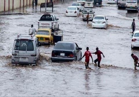 مقتل 7 أشخاص وإصابة 11 آخرين بالسعودية جراء الأمطار الغزيرة