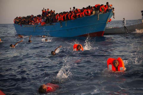 إنقاذ 47 شخصا وانتشال 3 جثت  في انقلاب قارب للهجرة السرية بوادي الذهب