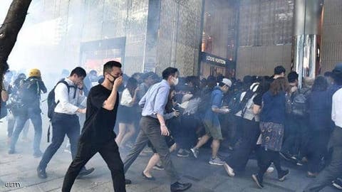 هونغ كونغ.. إطلا نار على متظاهر وإغلاق شوارع