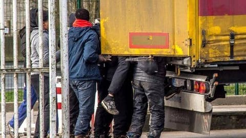 “يوروبا برس” : “شاحنة مهاجرين” تحطم حواجز حدودية بين المغرب وإسبانيا