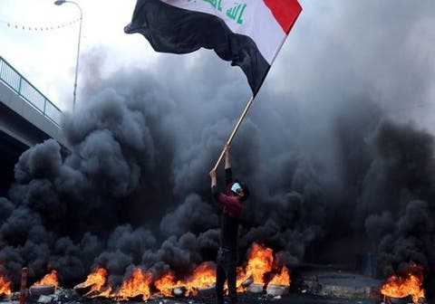 عراقيون يحرقون القنصلية الإيرانية في النجف… والشرطة تفرض حظرا للتجوال