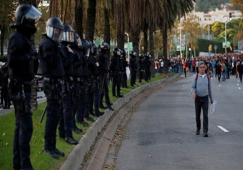 الحكومة الإسبانية تكثف نشر قوات الأمن في كاتالونيا