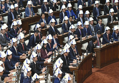 البرلمان الياباني يستعد لمجابهة الكوارث بقبعات “حرب النجوم”!