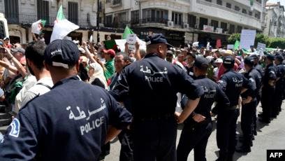 الجزائر.. اعتقال 30 معارضا للانتخابات الرئاسية
