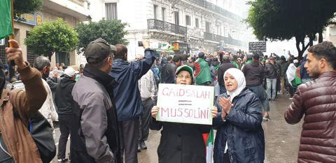 آلاف الجزائريين يتظاهرون لـ“إسقاط“ انتخابات الرئاسة