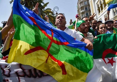 الجزائر : الشروع في محاكمة 42 متظاهرا بسبب رفع الراية الأمازيغية