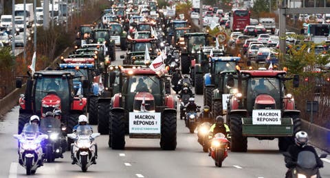 احتجاجا على سياسات الحكومة.. مزارعون فرنسيون يغلقون طرقا