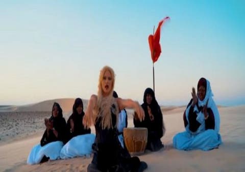 مغنية فنلندية تتغنى بالصحراء المغربية ( فيديو )