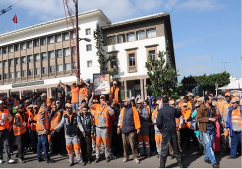 عمال شركات النظافة بالبيضاء يحتجون ضد العماري و مجلس المدينة