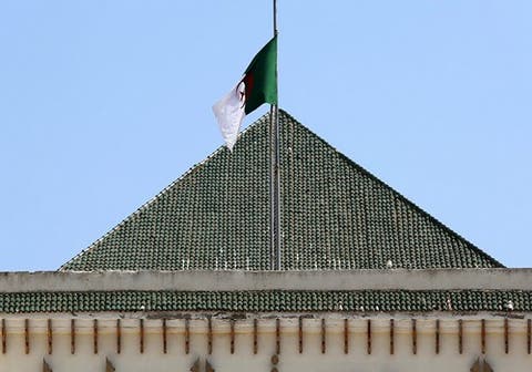 عاجل : الادعاء الجزائري يطلب السجن 20 عاما لرئيسي حكومة سابقين