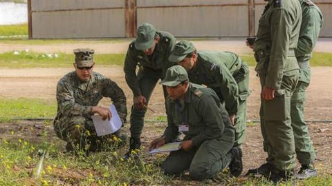 قوات “المارينز” الأمريكية تدرب الجنود المغاربة على تفكيك المتفجرات