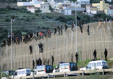 إسبانيا : قبول لجوء 16 مهاجراً إفريقيا اقتحموا معبر سبتة بشكل “انتحاري”