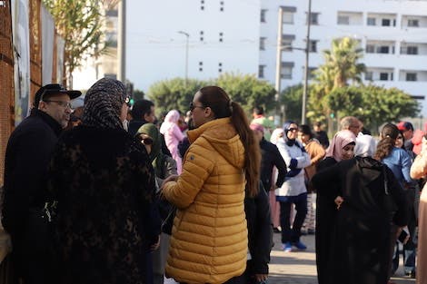 ضحايا المجموعة الوهمية ”باب دارنا“ يعودون للإحتجاج