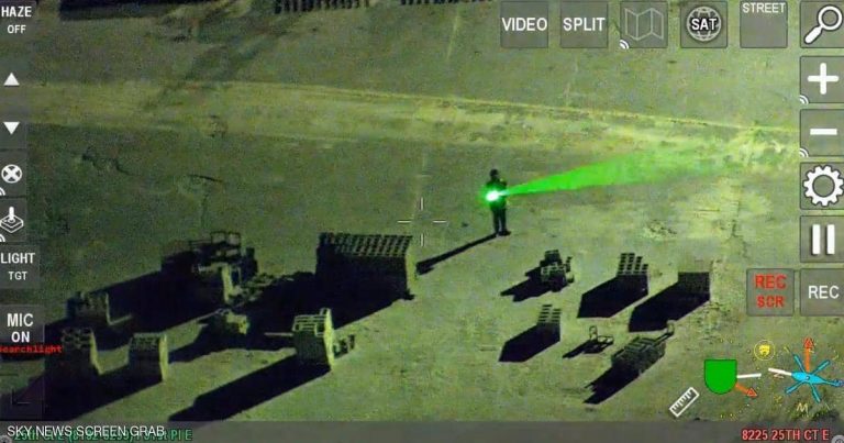 بالفيديو: "استفز" الطائرات بأشعة الليزر .. فنال عقابا رادعا