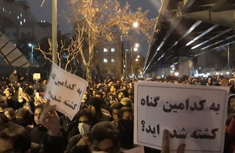 طهران تهتف: خامنئي قاتل وحكمه باطل.. وتمزيق صور سليماني