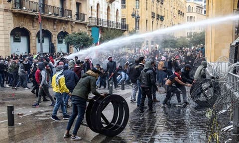 بيروت.. 75 إصابة في مواجهات بين قوات الأمن ومحتجين أمام البرلمان
