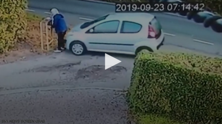 بالفيديو .. سيارة تعاقب صاحبتها على "خطأ لا يغتفر"