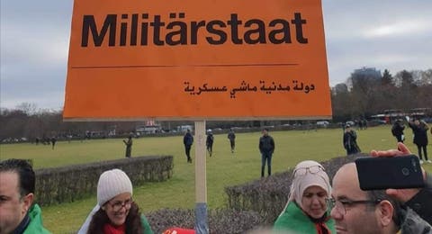 جزائريون يُحرجون تبّون في قلب العاصمة برلين