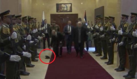 شاهد مافعله “بوتين” بعد سقوط قبعة أحد رجال حرس الشرف الفلسطيني أثناء استقباله