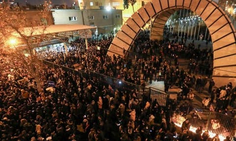 لليوم الثاني.. المحتجون يخرجون في إيران ويهتفون ضد السلطات