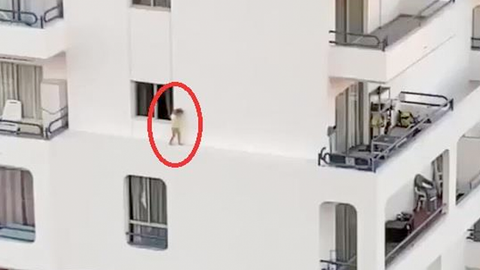 في مشهد مخيف .. طفلة تمشي على حافة ضيقة خارج شقة بالطابق الخامس