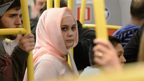 شاهد .. تصرف بطولي لفتاة مسلمة داخل إحدي عربات المترو في إنجلترا