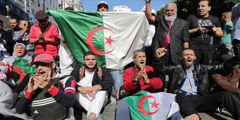 في الجمعة الـ47.. جزائريون تحت المطر يستظلون بمطالب التغيير