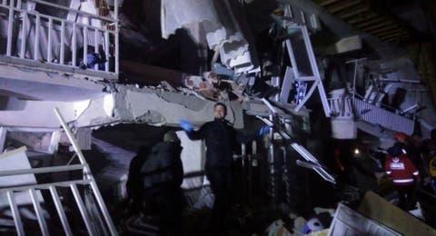 قتلى واصابات في زلزال ضرب تركيا
