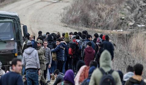 تركيا تنفذ تهديدها.. آلاف المهاجرين يتدفقون نحو الحدود اليونانية