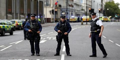 الشرطة البريطانية تطلق النار على رجل طعن آخرين جنوب لندن
