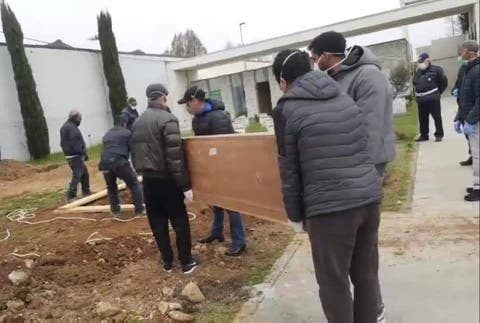 تشييع جثامين مغاربة كانوا عالقين بمطار إسطنبول بالمقبرة الإسلامية بميلانو .