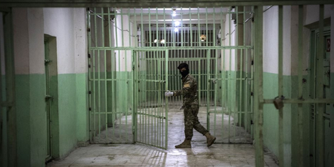 بسبب “كورونا”.. إيران تسمح لـ 54 ألف سجين بقضاء عقوبتهم في المنازل