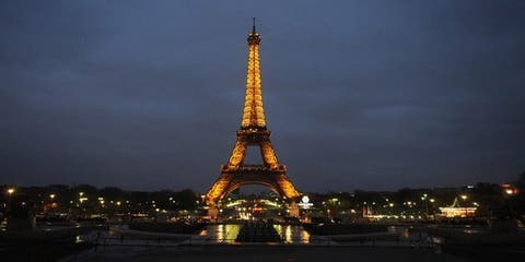 برج إيفل يشكر جميع المساهمين في مكافحة فيروس كورونا بفرنسا