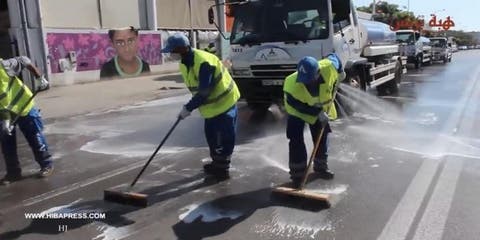 عمال النظافة يعقمون شوارع العاصمة الرباط تصدياً للوباء (+ فيديو)