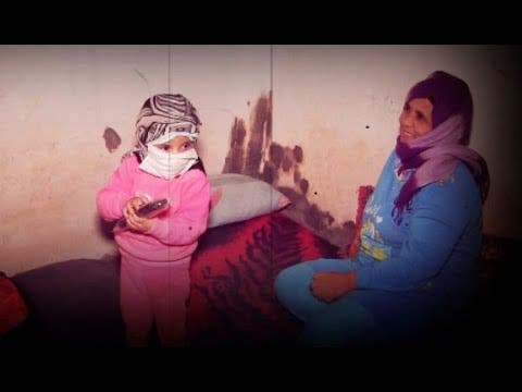 دموع أمازيغية مطلقة تعيش و ابنتها في كراج بالبيضاء و قهرها الفقر و الجوع و تالفة في الهراويين