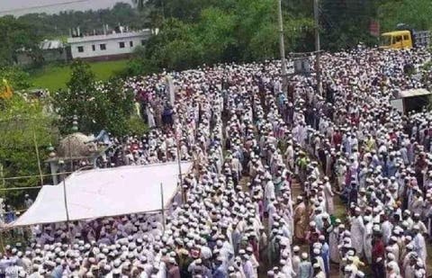 الآلاف يتحدون قيود كورونا لحضور جنازة داعية إسلامي ببنغلاديش