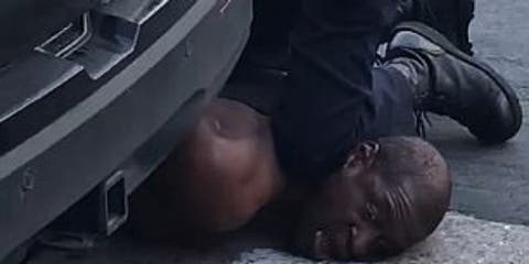 احتجاجات وتنديدات .. القصة الكاملة لمقتل رجل إفريقي تحت ركبة شرطي أمريكي