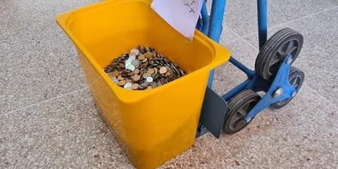 بعد تغريمه بعشرة آلاف درهم .. ناشط فايسبوكي يختار القطع النقدية لتعويض رئيس بلدية أكادير