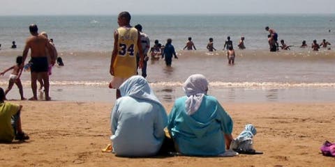في دراسة مثيرة.. المغاربة يختارون مغادرة مدنهم و زيارة البحر للانتقام من كورونا