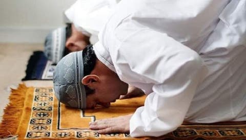 في زمن كورونا : كيفية أداء المسلمين لصلاة عيد الأضحى بالمنزل