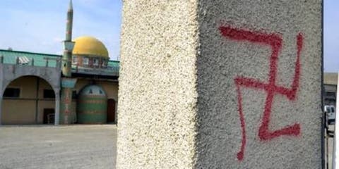 رسوم مسيئة على واجهة مسجد تثير غضب مسلمي فرنسا