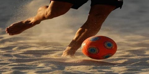 فريق برلماني يدعو السلطات الى منع لعب الكرة بمختلف أنواعها بالشواطئ